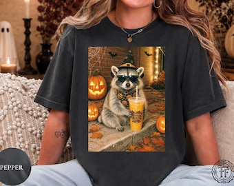 Pumpkin Spice Halloween Waschbär Shirt, Pumpkin Spice Latte Tee, lustiges gruseliges Tiergeschenk, Herbstkaffeeliebhaber, Witchy, Jack O Lanterns