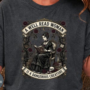 Camiseta "Una mujer que lee mucho es una criatura peligrosa", Camiseta de merchandising literario, Lectora de libros, Lectura, Regalos para amantes de los libros góticos, Bibliotecaria, Dark Academia imagen 4