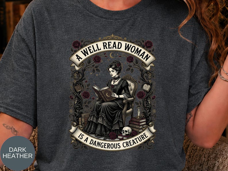Camiseta "Una mujer que lee mucho es una criatura peligrosa", Camiseta de merchandising literario, Lectora de libros, Lectura, Regalos para amantes de los libros góticos, Bibliotecaria, Dark Academia imagen 4
