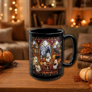 Taza de cerámica de 11 oz y 15 oz con diseño de fantasma leyendo en una biblioteca embrujada, estilo vitral falso, ideal para Halloween.