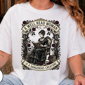 Camiseta "Una mujer que lee mucho es una criatura peligrosa", Camiseta de merchandising literario, Lectora de libros, Lectura, Regalos para amantes de los libros góticos, Bibliotecaria, Dark Academia imagen 5