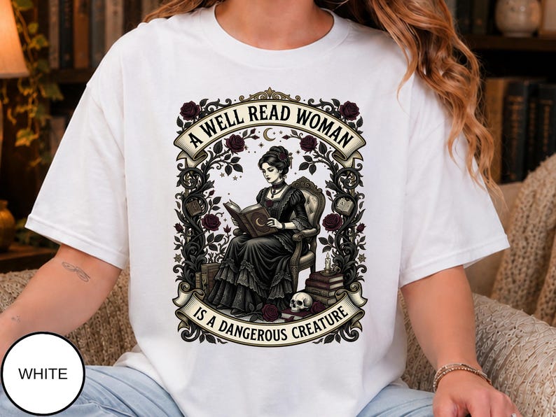 Camiseta "Una mujer que lee mucho es una criatura peligrosa", Camiseta de merchandising literario, Lectora de libros, Lectura, Regalos para amantes de los libros góticos, Bibliotecaria, Dark Academia imagen 5