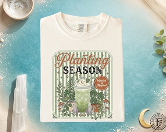 ボヘミアン風プランティングシーズン抹茶ラテシャツ、植物好きTシャツ、コテージコア、ボタニカル、居心地の良いガーデンTシャツ、プレッピーTシャツ、キノコ、クリスタル好きシャツ