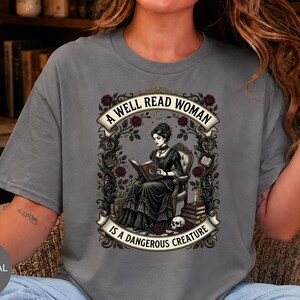 Camiseta "Una mujer que lee mucho es una criatura peligrosa", Camiseta de merchandising literario, Lectora de libros, Lectura, Regalos para amantes de los libros góticos, Bibliotecaria, Dark Academia imagen 3