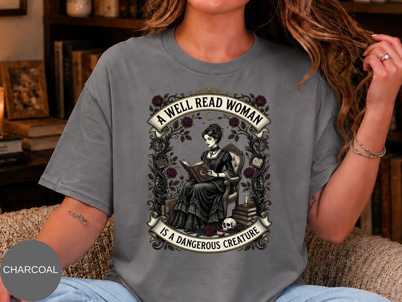 Camiseta "Una mujer que lee mucho es una criatura peligrosa", Camiseta de merchandising literario, Lectora de libros, Lectura, Regalos para amantes de los libros góticos, Bibliotecaria, Dark Academia imagen 3