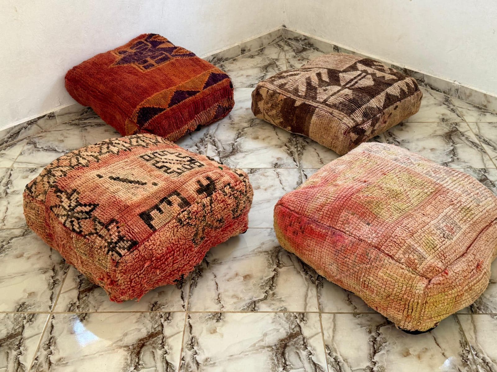 Pouf tissu ancien d'occasion - Ameublement