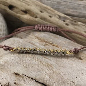 Boho chic bracelet in silver gold-plated with precious stones and adjustable clasp in macramé. In diamond, emerald or ruby.