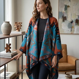 Könnte beinhalten: Ein Set aus drei Keramikbechern mit gesprenkelter, matter Oberfläche. Die Becher sind in den Farbtönen Creme, Hellgrau und Dunkelgrau gehalten. Jeder Becher hat ein schlichtes, minimalistisches Design und einen abgerundeten Griff.