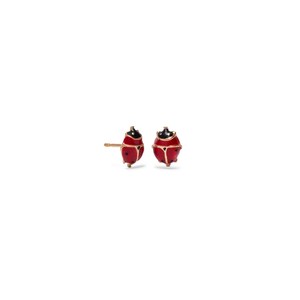 Puede incluir: Un par de pendientes de botón con forma de mariquita. Cada pendiente presenta un cuerpo rojo con lunares negros y una cabeza negra, contorneados en dorado. Los pendientes tienen postes dorados.