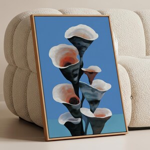Puede incluir: Una impresión artística enmarcada con un diseño floral estilizado. La obra de arte muestra flores blancas y naranjas sobre un fondo azul. Las flores tienen tallos oscuros en forma de cono. El marco es de color marrón claro.