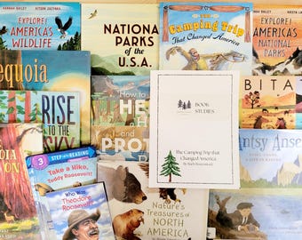 Pode incluir: Uma coleção de livros infantis coloridos com títulos como "Explore! America's Wildlife", "National Parks of the U.S.A." e "The Camping Trip That Changed America". Um livreto branco com um gráfico de árvore verde no centro.