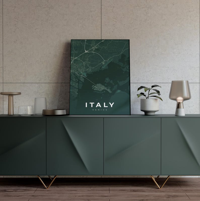 Pode incluir: Uma impress&atilde;o emoldurada do mapa da It&aacute;lia, com Veneza em destaque. O mapa &eacute; em tons de verde e branco, com as palavras "ITALY" e "VENICE" impressas em branco. A impress&atilde;o est&aacute; em um arm&aacute;rio verde escuro.