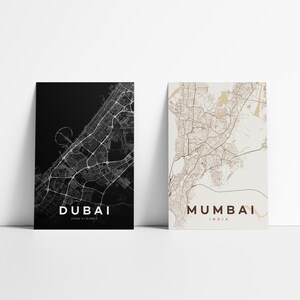 Pode incluir: Duas impress&otilde;es emolduradas de mapas de cidades. Uma &eacute; um mapa preto e branco de Dubai com o nome da cidade na parte inferior. A outra &eacute; um mapa bege e branco de Mumbai, &Iacute;ndia, com o nome da cidade na parte inferior.