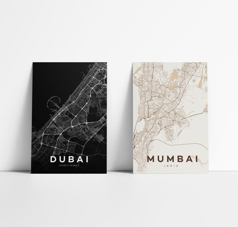 Pode incluir: Duas impress&otilde;es emolduradas de mapas de cidades. Uma &eacute; um mapa preto e branco de Dubai com o nome da cidade na parte inferior. A outra &eacute; um mapa bege e branco de Mumbai, &Iacute;ndia, com o nome da cidade na parte inferior.
