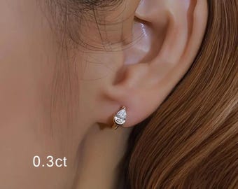 Pear Lab Diamant Huggie Ohrringe, Solid Gold Birne Diamant Creolen, Minimalistische Birne Diamant Huggie, Elegante Birne Diamant Ohrringe