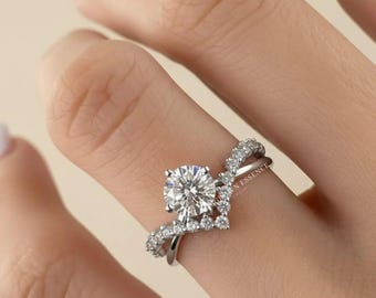 2CT Runder Moissanit Verlobungsring Set, Klassischer Solitärring mit Pavé V-Band, Roségold-Brautring Set