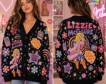 Pode incluir: Um cardigã de malha preta com uma estampa gráfica colorida da Lizzie McGuire. O design inclui o texto Lizzie McGuire, So Totally Me e Y2K CON, rodeado por flores vibrantes, estrelas, corações, arco-íris e ícones retrô na frente e nas costas.