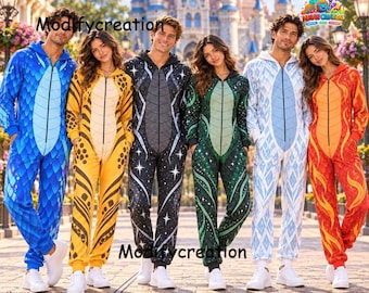 Op de afbeelding: Zes jumpsuits voor het hele lichaam met ritsen aan de voorkant, elk met verschillende patronen: blauwe schubben, gele tribale prints, zwart met witte sterren, groen met wervelende lijnen, wit met blauwe geometrische vormen en rood met vlamachtige ontwerpen.