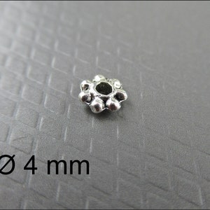 以下が含まれることがあります： 花の形をしたデザインの銀色の金属ビーズ。ビーズの直径は4mmです。