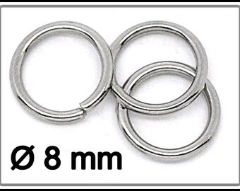 Könnte beinhalten: Drei silberne Sprungringe, jeder mit einem Durchmesser von 8 mm.