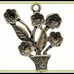 Peut inclure: Breloque en métal doré antique représentant un bouquet de cinq fleurs dans un petit pot. Le breloque a une boucle en haut pour l'attacher à un collier ou un bracelet.