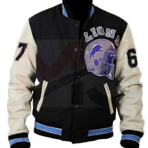 Puede incluir: Chaqueta universitaria negra y crema con la palabra "LIONS" y un gráfico de casco de fútbol americano. La chaqueta tiene los números "7" y "6" en las mangas y ribetes a rayas azules y blancas.
