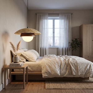 Peut inclure: Intérieur de chambre avec un luminaire suspendu moderne beige et marron au-dessus d'un lit avec une literie blanche. Une petite table de chevet en bois présente un vase avec des plantes séchées. La pièce a une palette de couleurs neutres, une fenêtre et une armoire en bois.