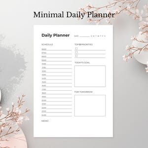 Op de afbeelding: Een minimalistische dagplanner met de titel "Minimal Daily Planner" bovenaan. De planner bevat secties voor schema, topprioriteiten, doel van vandaag, voor morgen en memo. Het ontwerp is eenvoudig, met zwarte tekst op een witte achtergrond.