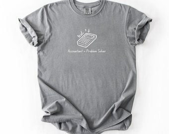 Revisor = Problemlösare-tröja | Rolig revisor-t-shirt | CPA-gåva | Redovisningshumor-tröja | Comfort Colors 1717 unisextröja