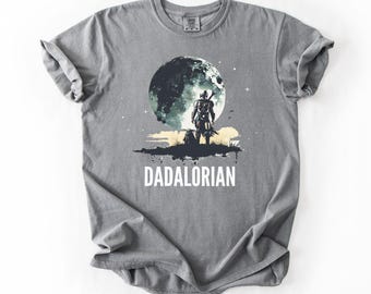 Dadalorian T-shirt | Sci Fi-inspirerad pappat-t-shirt | Fars dag-present | Unisex komfortfärger 1717 | Cool pappatröja | Galaxy pappatröja