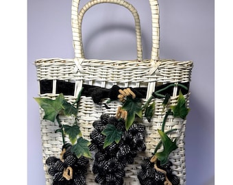 Bolso tote de mimbre blanco vintage con diseño de hojas de hiedra en 3D y lazo de terciopelo negro.