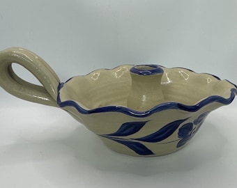 Portacandele da camera in gres smaltato di sale di Williamsburg Pottery con motivo floreale blu