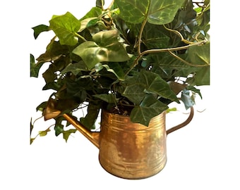 Maceta con regadera de latón vintage, hiedra artificial, decoración vegetal con pátina.