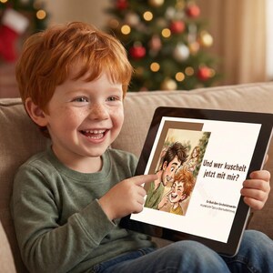 Könnte beinhalten: Ein lächelndes Kind mit roten Haaren und Sommersprossen zeigt auf ein Tablet. Auf dem Bildschirm ist eine Illustration mit deutschem Text zu sehen. Im Hintergrund sind ein Weihnachtsbaum und Strümpfe zu sehen.