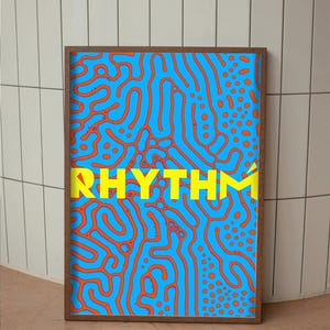 Peut inclure: Une affiche encadrée avec un design vibrant. L'œuvre présente un fond bleu avec des formes organiques orange et le mot jaune "RHYTHM". Le cadre est de couleur marron chaud.