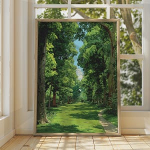 Op de afbeelding: Een ingelijste rechthoekige wandkunstprint met een levendig boslandschap met hoge groene bomen langs een grasrijk pad. Het kunstwerk toont een helderblauwe lucht door het dichte bladerdak, met een stenen pad langs de rechterkant.