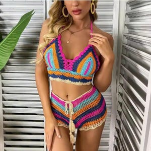 Handvirkat bikiniset, högmidjade shorts, retro strandkläder för henne