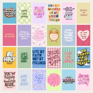Puede incluir: Una colección de coloridas impresiones artísticas rectangulares con citas inspiradoras y temas religiosos. Cada impresión presenta tipografía y elementos de diseño únicos, incluyendo patrones florales e ilustraciones. Las impresiones están dispuestas en una cuadrícula.