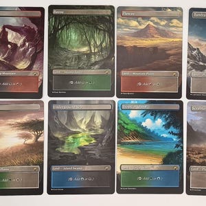 Könnte beinhalten: Eine Sammlung von zehn Fantasy-Landschaftskarten, jede mit einzigartigen Kunstwerken. Die Karten zeigen verschiedene Umgebungen, darunter Sümpfe, Berge und Inseln, mit lebendigen Farben und detaillierten Illustrationen. Jede Karte hat einen Titel und Spielinformationen.