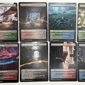 Könnte beinhalten: Eine Sammlung von zehn Magic: The Gathering Sammelkarten. Jede Karte zeigt Fantasy-Kunst mit verschiedenen Landschaften und Strukturen, darunter ein Labyrinth, ein Theater und ein Wald. Die Karten haben Text oben und unten mit farbcodierten Textfeldern.