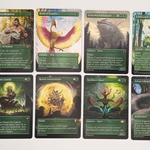 Könnte beinhalten: Eine Sammlung von zehn Magic: The Gathering Sammelkarten. Die Karten zeigen verschiedene Fantasy-Kunst, darunter Kreaturen, Landschaften und abstrakte Designs. Jede Karte hat einen grünen Rand und Text.