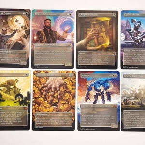 Puede incluir: Una colección de diez cartas coleccionables de Magic: The Gathering. Las cartas presentan diversas ilustraciones de arte fantástico, incluyendo figuras, paisajes y diseños abstractos. Cada carta tiene texto que describe sus habilidades y atributos. Las cartas están en excelente estado.