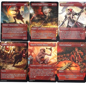 Könnte beinhalten: Eine Sammlung von zehn Magic: The Gathering Sammelkarten. Die Karten zeigen verschiedene Fantasy-Kunstillustrationen mit roten und schwarzen Farbschemata. Jede Karte hat Text, der ihre Fähigkeiten und ihren Namen beschreibt.