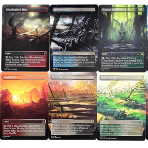 Könnte beinhalten: Eine Sammlung von Magic: The Gathering Sammelkarten, jede mit Landschaftskunst. Die Karten tragen Titel wie "Bloodstained Mire" und "Polluted Delta" mit Text. Diese Karten sind für das Spiel konzipiert.