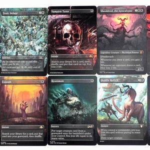 Könnte beinhalten: Eine Sammlung von Magic: The Gathering Sammelkarten. Die Karten zeigen verschiedene Fantasy-Kunstwerke und Texte, mit Titeln wie "Toxic Deluge", "Vampiric Tutor" und "Sheoldred, the Apocalypse". Die Karten sind rechteckig und haben eine glänzende Oberfläche.
