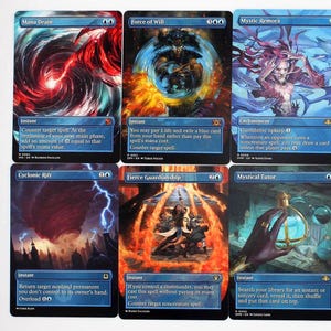 Puede incluir: Una colección de diez cartas coleccionables de Magic: The Gathering. Cada carta presenta arte de fantasía único y texto, con un borde azul. Las cartas incluyen títulos como "Mana Drain", "Force of Will" y "Mystic Remora".