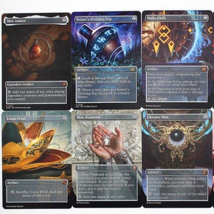 Könnte beinhalten: Eine Sammlung von Magic: The Gathering Sammelkarten. Die Karten zeigen verschiedene Fantasy-Kunstwerke und Texte, darunter "Mox Amber", "Sensei's Divining Top" und "The One Ring". Die Karten sind hauptsächlich schwarz mit farbenfrohen Illustrationen.