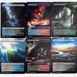 Könnte beinhalten: Eine Sammlung von zehn Magic: The Gathering Sammelkarten. Jede Karte zeigt einzigartige Landschaftskunst mit Titeln wie "Polluted Delta" und "Scalding Tarn". Die Karten haben Text oben und unten.