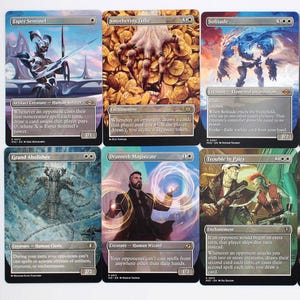 Könnte beinhalten: Eine Sammlung von zehn Magic: The Gathering Sammelkarten. Die Karten zeigen verschiedene Fantasy-Kunstwerke, darunter Figuren, Landschaften und abstrakte Designs. Jede Karte hat einen einzigartigen Titel und eine Textbeschreibung.