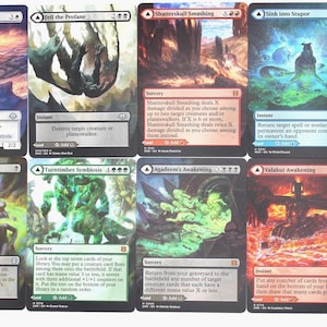 Peut inclure: Une collection de dix cartes à collectionner Magic: The Gathering disposées sur deux rangées. Les cartes présentent diverses illustrations fantastiques, incluant des personnages, des paysages et des structures, avec du texte imprimé détaillant les règles.
